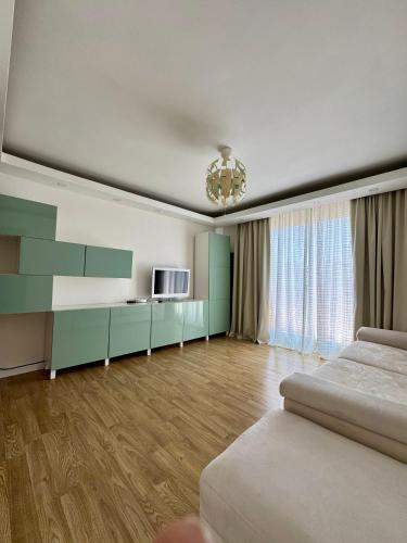 un salon avec un lit et une télévision dans l'établissement Magnifique appartement vacances proche de la mer, à Nice