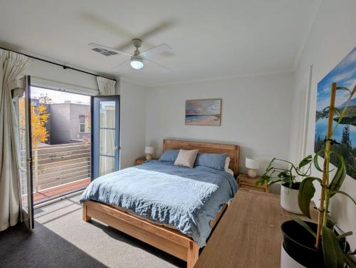 Ένα ή περισσότερα κρεβάτια σε δωμάτιο στο Family Friendly Executive Townhouse in Kent Town