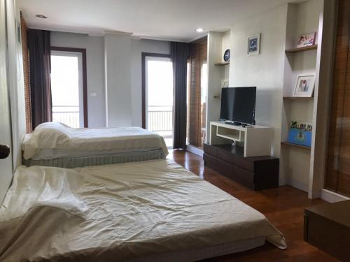 Ένα ή περισσότερα κρεβάτια σε δωμάτιο στο Large beachfront apartment in Cha-am