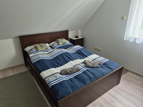 a bed in a bedroom with two pillows on it at Domek na Mazurach-Piasutno in Piasutno