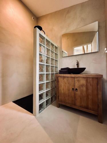 une salle de bain avec un lavabo et un miroir dans l'établissement Le Coucoué Lodge, à Sainte-Livrade-sur-Lot