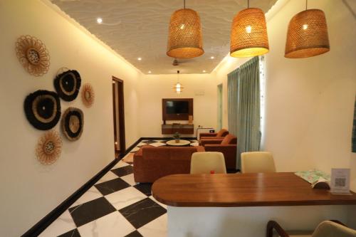TV a/nebo společenská místnost v ubytování Indigo - 1BHK Villa Jacuzzi Restohome