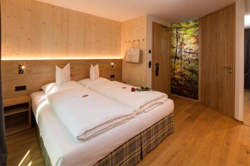 Ein Bett oder Betten in einem Zimmer der Unterkunft Mountain Design Hotel EdenSelva