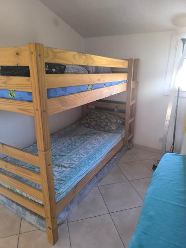 quelques lits superposés dans une chambre dans l'établissement Duplex 6pers mer et piscine, à Roquebrune-sur Argens
