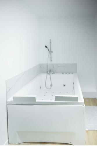 La salle de bains blanche est pourvue d'une baignoire et d'une douche. dans l'établissement Sémillon - Baignoire Balnéo plein centre, à Bergerac