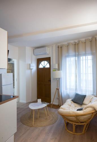 un salon avec un canapé et une table dans l'établissement Sémillon - Baignoire Balnéo plein centre, à Bergerac