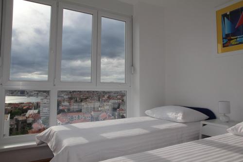 una camera con due letti e una finestra di Panorama a Spalato (Split)