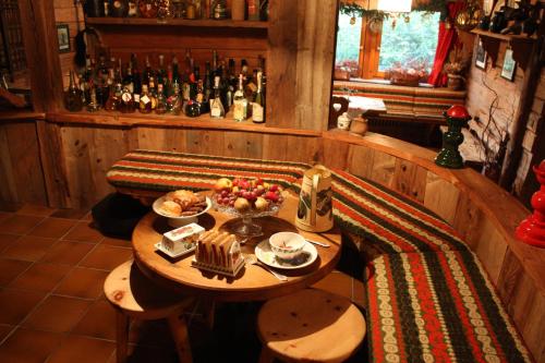 Zimmer mit Tisch und Essen drauf in der Unterkunft Villa San Giorgio in Pellio Superiore