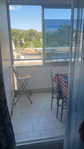 un balcon avec une table et des chaises et une vue sur l'océan dans l'établissement Bel appartement proche des plages, à Sète