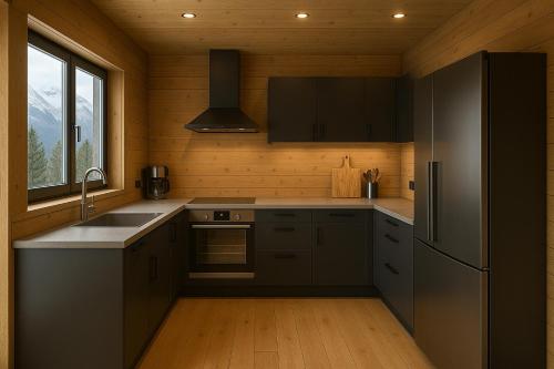 une cuisine avec un évier et un réfrigérateur dans l'établissement Les chalets Super Geants, à Saint-François-Longchamp