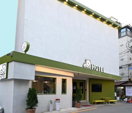 首尔Rio Hotel的一间酒店,上面有一个钟