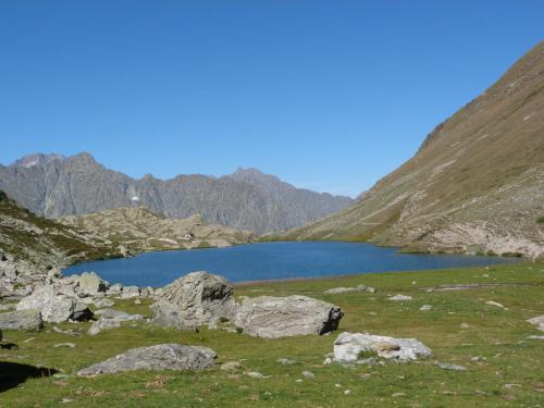 a mountain lake in the middle of a mountain range at La casa dei poeti in Cervasca