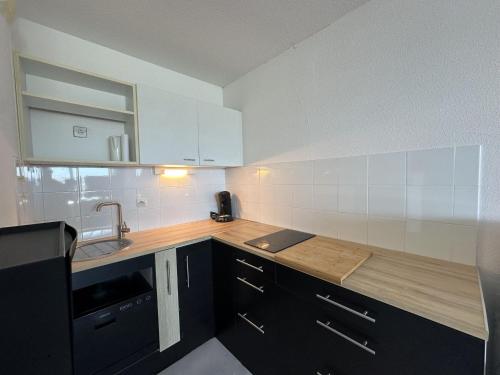 une cuisine avec un comptoir et un évier dans l'établissement T2 cabine avec climatisation et parking, 5 personnes à Sète - FR-1-472-208, à Sète