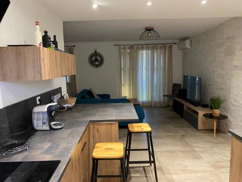 une cuisine avec un comptoir et des tabourets dans une pièce dans l'établissement Appartement t3, à La Seyne-sur-Mer