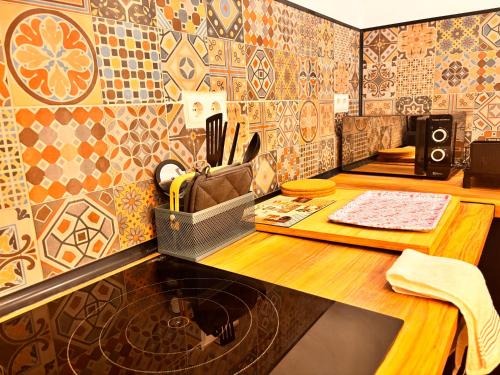 cocina con encimera con azulejos en la pared en Loft Llum Valencia, en Valencia