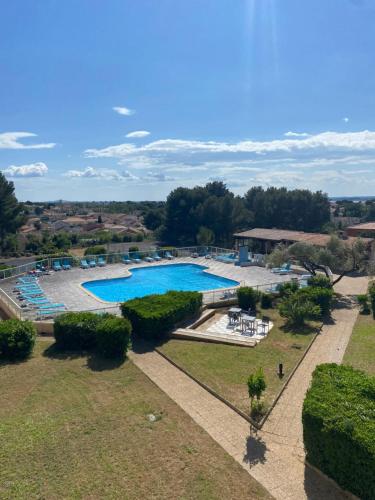 - une vue aérienne sur la piscine d'un complexe dans l'établissement Appartement cosy avec piscine, à Balaruc-les-Bains