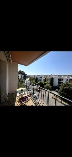 un balcon avec des chaises et des tables sur un immeuble dans l'établissement Le lumineux cassis, à Cassis