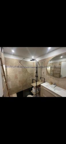 une salle de bain avec un lavabo et un miroir dans l'établissement Le lumineux cassis, à Cassis