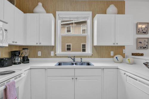 Kuchyňa alebo kuchynka v ubytovaní Pet Friendly w Huge Resort Pool Near Beach