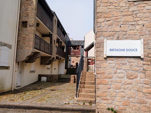 un panneau sur le côté d'un bâtiment qui dit respire danse dans l'établissement Le Crouesty résidence Bretagne Douce, piscine été, linge en option, à Arzon