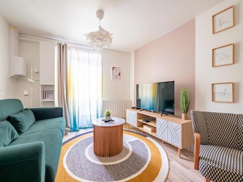 un salon avec un canapé et une télévision dans l'établissement OIQIA • Advena • Canson, à Annonay