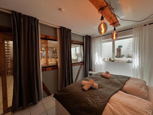 a bedroom with a bed with two stuffed animals on it at Chiemsee-Hafen_Gemütliche Wohnung am Chiemsee in Chieming