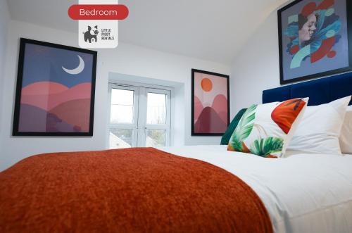 Postel nebo postele na pokoji v ubytování 3 Bedroom Home By Littlepiggyrentals Short Lets & Serviced Accommodation Northampton With Parking & Wi-Fi