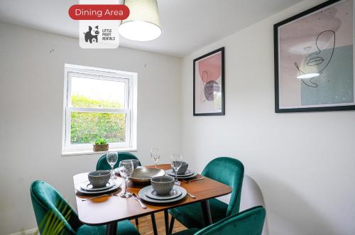 Posezení v ubytování 3 Bedroom Home By Littlepiggyrentals Short Lets & Serviced Accommodation Northampton With Parking & Wi-Fi