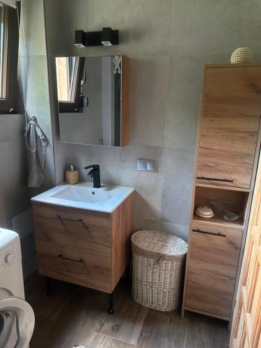 Ένα μπάνιο στο Dom letniskowy wolnostojący drewniany na wyłączność, jezioro Piaseczno 350 m, jacuzzi