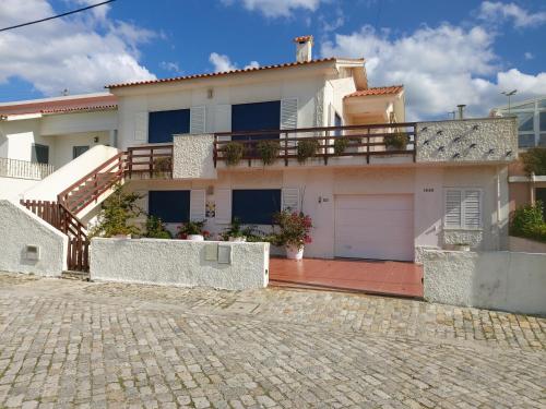 a white house with a balcony and a driveway at Casa de Mi mar in Viana do Castelo