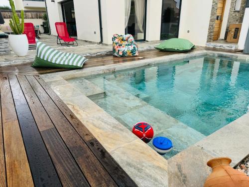 - une piscine avec 2 jouets dans l'eau dans l'établissement Maison LUMIERE, à Saleilles