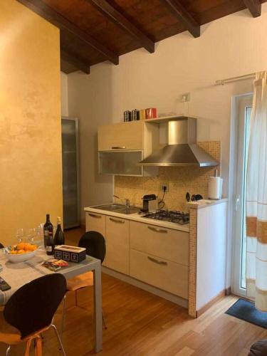 a kitchen with a stove and a table with chairs at PiazzaItaliaSuite appartamento con terrazza in Cagliari