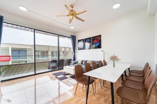 Televisyen dan/atau pusat hiburan di KN Holiday Home in Global City