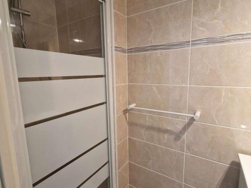 une douche avec une porte vitrée dans une salle de bain dans l'établissement T3 au RDC avec piscine, terrasse et parking - 6 pers, proche plage à Marseillan - FR-1-387-210, à Marseillan
