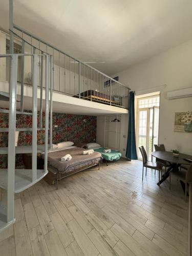 Una sala de estar con una litera y un escritorio. en Napoli Centro-La casa di Lucio, en Nápoles