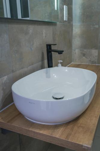 Ένα μπάνιο στο Central Comfort Apartment - Steps From All Amenities