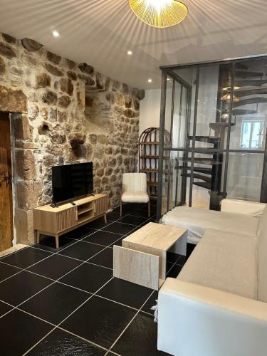 Una televisión o centro de entretenimiento en Gîte du Hameau