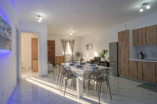 Η κουζίνα ή μικρή κουζίνα στο Central Comfort Apartment - Steps From All Amenities