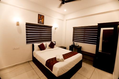 Himasailam Pool Resort Vagamon في فاغامون: غرفة نوم بها سرير في الغرفة