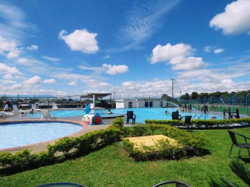 Hồ bơi trong/gần Apartamento muy cerca al Parque del Café con Piscina - Montenegro 101A