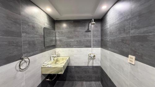 Gallery image of Multazam Heights, DHA Phase 8 - Studio Apartments - Near Airport in Lahore