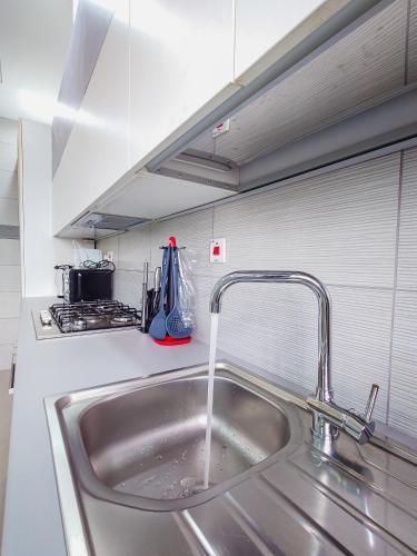 Kuchyň nebo kuchyňský kout v ubytování Kings View Apartment
