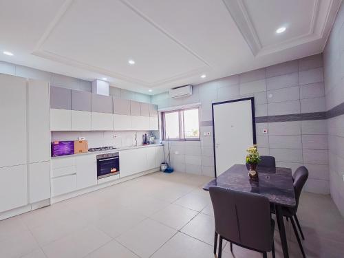 Kuchyň nebo kuchyňský kout v ubytování Kings View Apartment