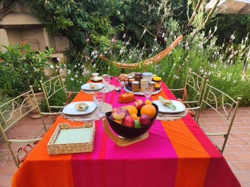 une table avec un bol de fruits dessus dans l'établissement Bastide du château, à Montfaucon