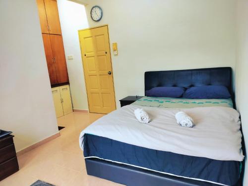 Ένα ή περισσότερα κρεβάτια σε δωμάτιο στο Nurees Homestay