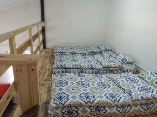 two twin beds in a room withthritisthritisthritisthritisthritisthritisthritisthritisthritis at Пансионат Абрикос in Dolinka