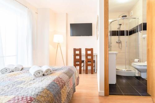 a hotel room with a bed and a bathroom at Turkus in Międzywodzie