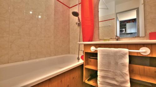 une salle de bain avec baignoire et douche dans l'établissement Le Refuge de Lu', à Tignes