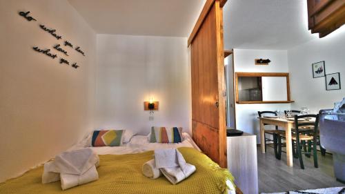 une petite chambre avec un lit et une table dans l'établissement Le Refuge de Lu', à Tignes