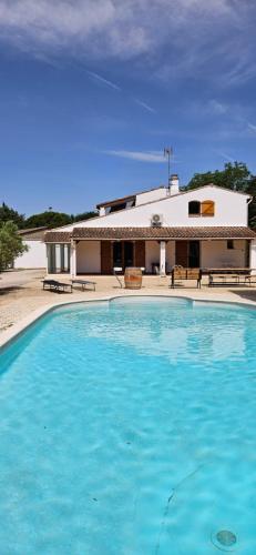 une grande piscine devant un immeuble dans l'établissement Villa en Provence avec piscine, à Sénas